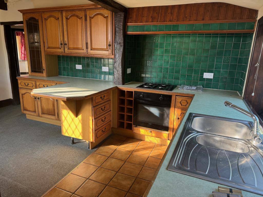 Lot: 122 - DETACHED TWO-BEDROOM BUNGALOW WITH SEA VIEWS - Kitchen view 1